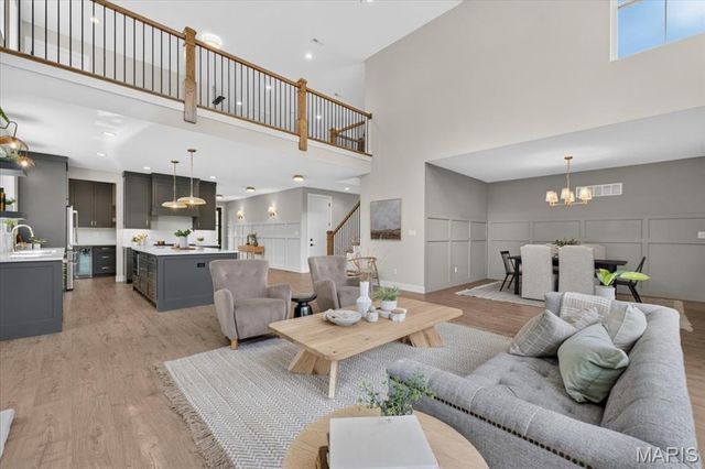 12 Beacon Hill Lane, Creve Coeur, MO 63141