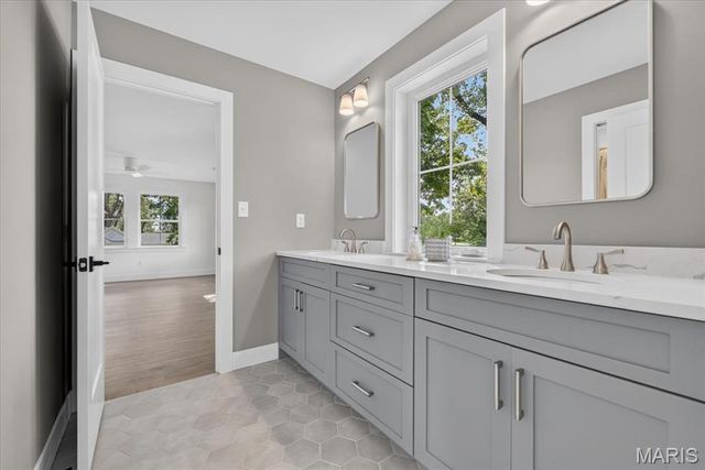 12 Beacon Hill Lane, Creve Coeur, MO 63141