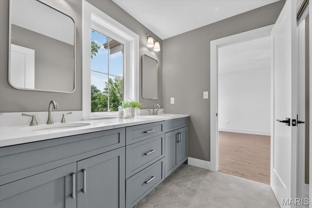 12 Beacon Hill Lane, Creve Coeur, MO 63141