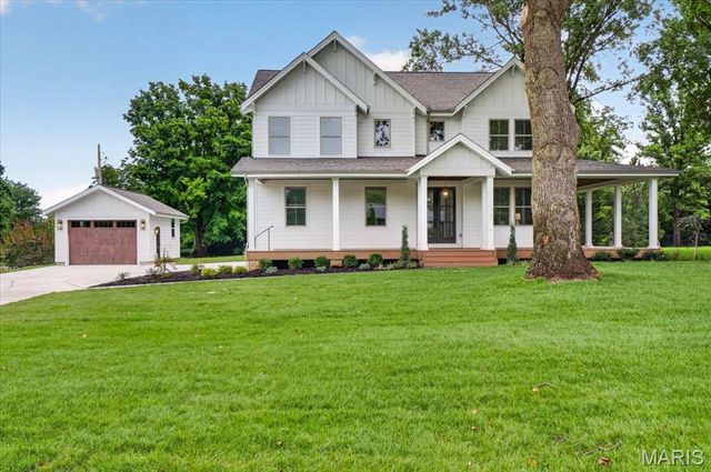 12 Beacon Hill Lane, Creve Coeur, MO 63141