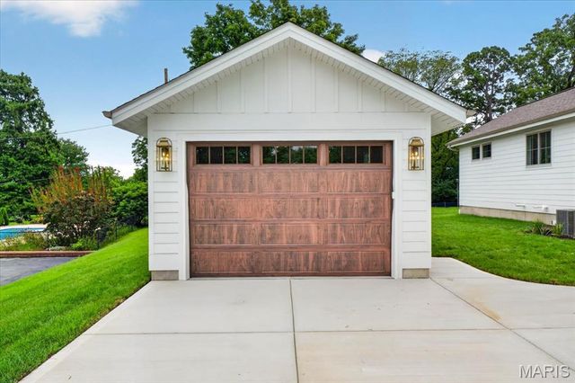 12 Beacon Hill Lane, Creve Coeur, MO 63141