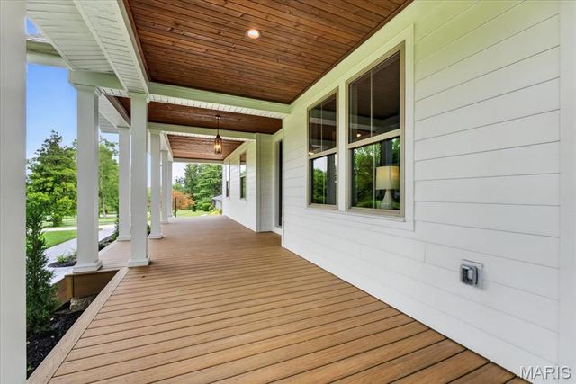 12 Beacon Hill Lane, Creve Coeur, MO 63141