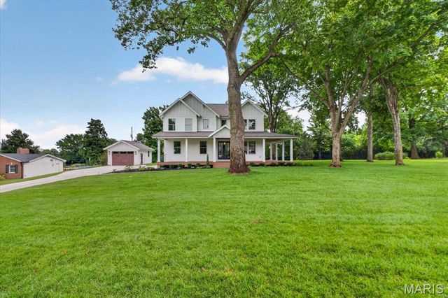 12 Beacon Hill Lane, Creve Coeur, MO 63141