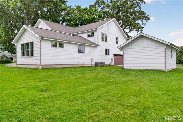 12 Beacon Hill Lane, Creve Coeur, MO 63141