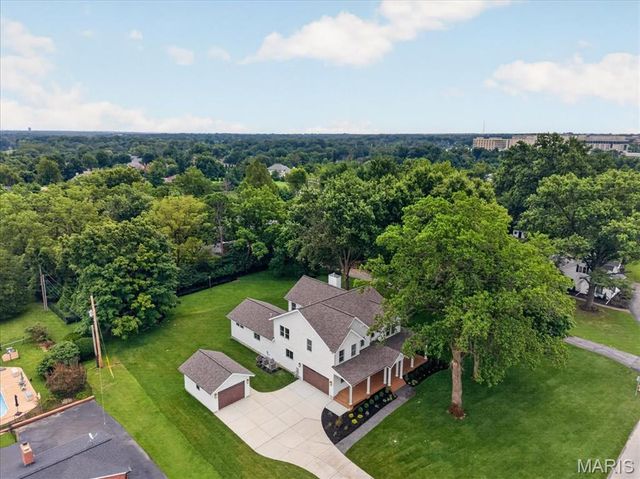 12 Beacon Hill Lane, Creve Coeur, MO 63141