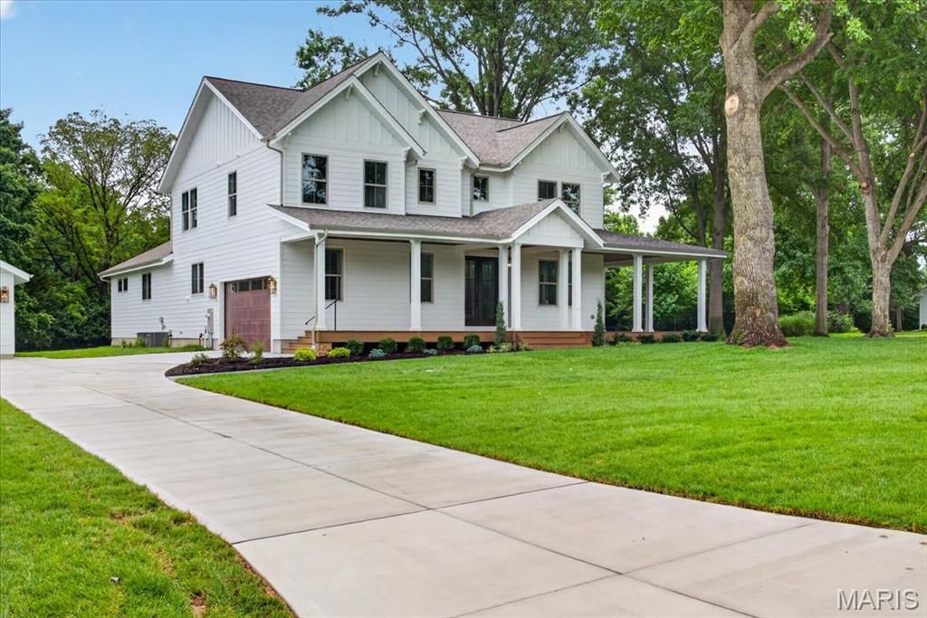 12 Beacon Hill Lane, Creve Coeur, MO 63141