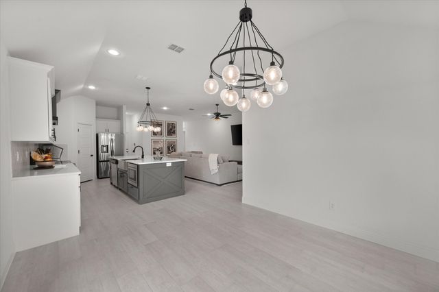 816 Tesslynn Avenue, Godley, TX 76044