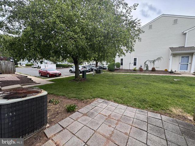 35 ALMOND DR, Somerset, NJ 08873