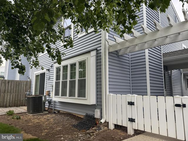 35 ALMOND DR, Somerset, NJ 08873