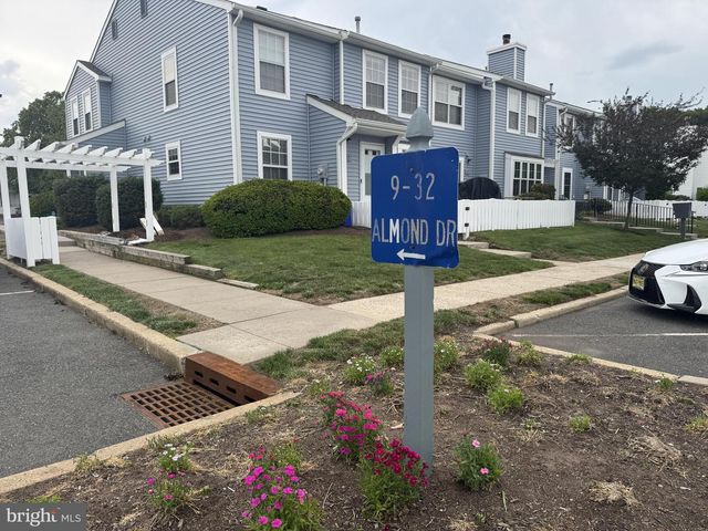 35 ALMOND DR, Somerset, NJ 08873