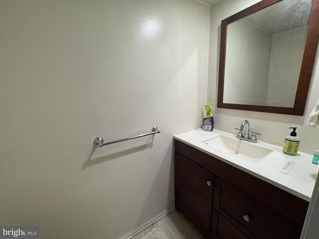 35 ALMOND DR, Somerset, NJ 08873