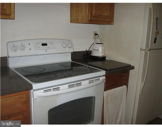 35 ALMOND DR, Somerset, NJ 08873