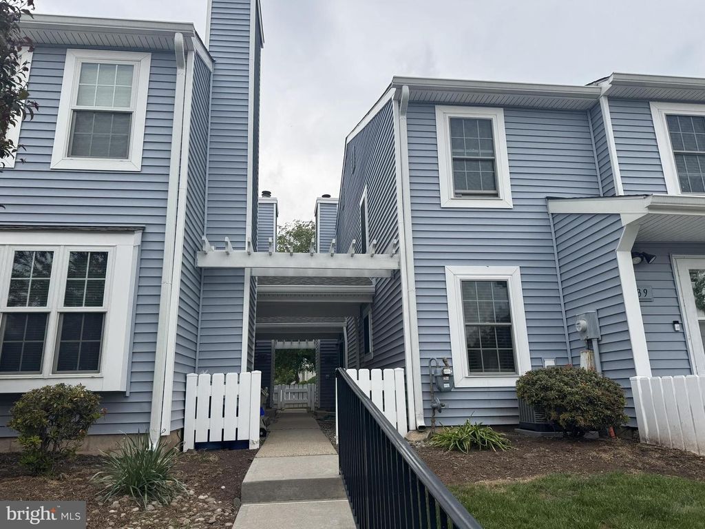 35 ALMOND DR, Somerset, NJ 08873