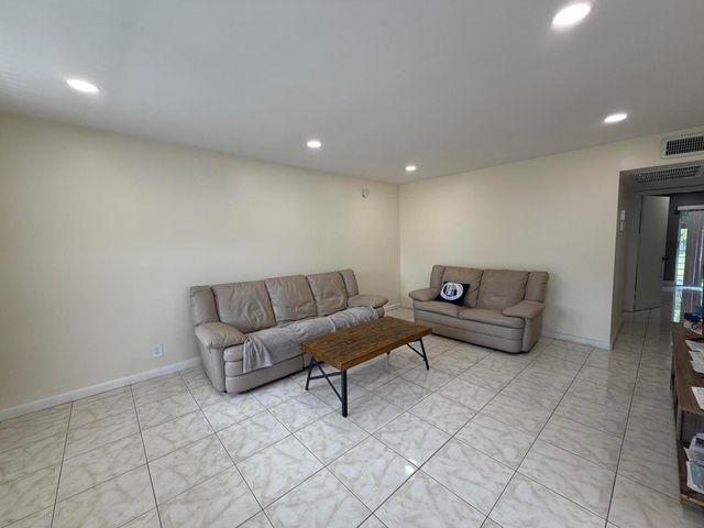 229 E Durham E 229, Deerfield Beach, FL 33442