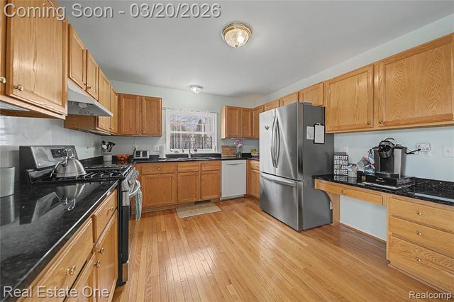 2070 W View Court, Lake Orion, MI 48360