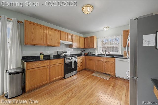 2070 W View Court, Lake Orion, MI 48360