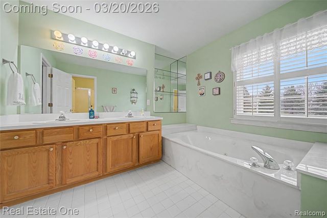 2070 W View Court, Lake Orion, MI 48360