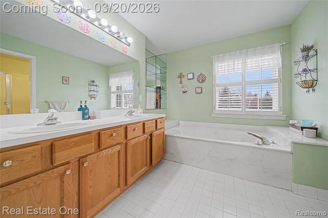 2070 W View Court, Lake Orion, MI 48360