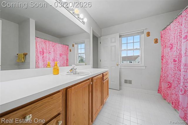 2070 W View Court, Lake Orion, MI 48360