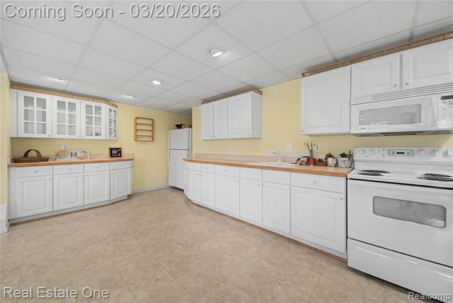 2070 W View Court, Lake Orion, MI 48360