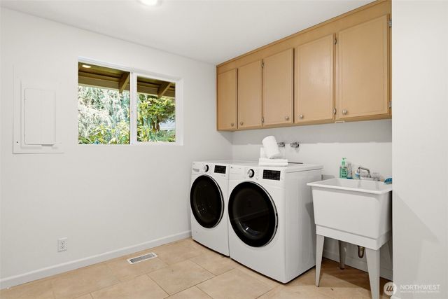 8626 NE 26th Place, Clyde Hill, WA 98004