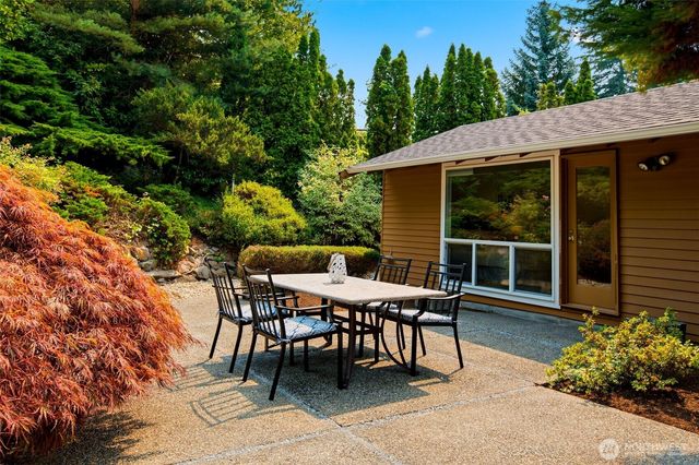 8626 NE 26th Place, Clyde Hill, WA 98004