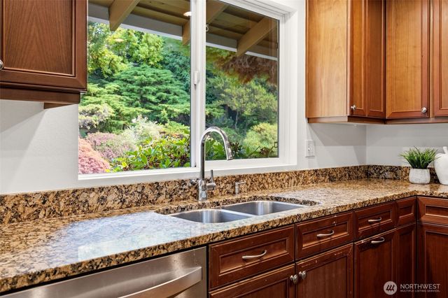 8626 NE 26th Place, Clyde Hill, WA 98004
