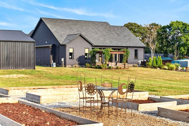 1147 Maxwell Branch Rd, Cottontown, TN 37048