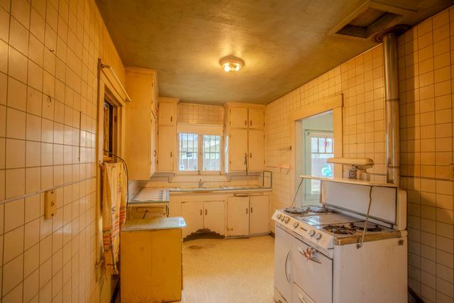 1007 E Michigan Avenue, Fresno, CA 93704