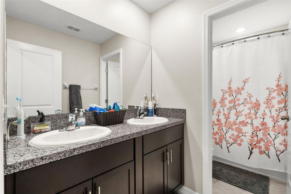 Image 32 of property listing at 9823 LEMON DROP LOOP, Ruskin, FL 33573