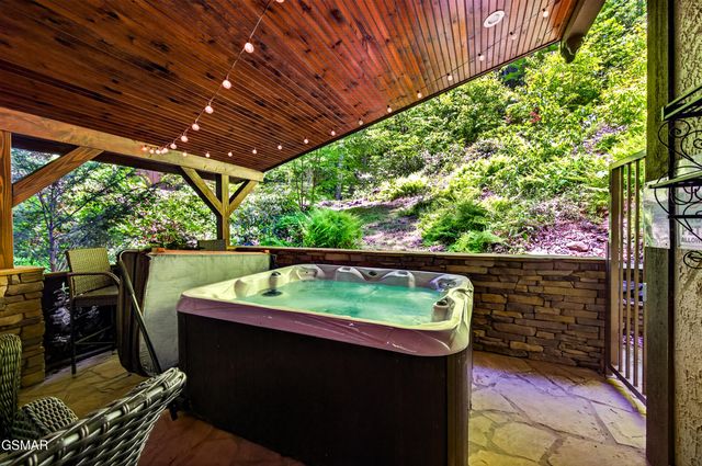 1116 Ski Mountain Road, Gatlinburg, TN 37738