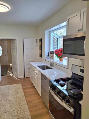 812 Mcknight Road N, Maplewood, MN 55119