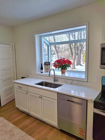 812 Mcknight Road N, Maplewood, MN 55119