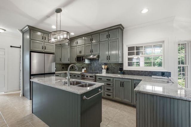 1013 Cabriolet Ct, Gallatin, TN 37066