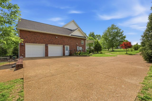 1013 Cabriolet Ct, Gallatin, TN 37066