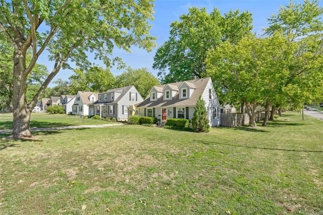 7845 Summit Street, Kansas City, MO 64114