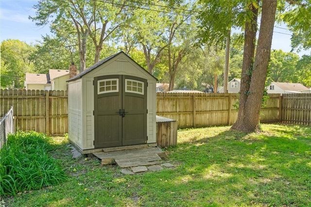 7845 Summit Street, Kansas City, MO 64114