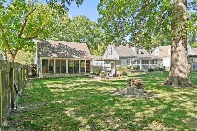 7845 Summit Street, Kansas City, MO 64114