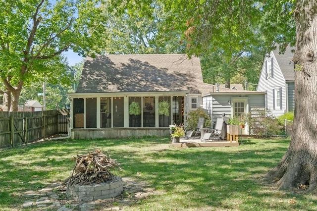 7845 Summit Street, Kansas City, MO 64114