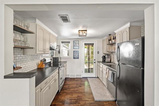 7845 Summit Street, Kansas City, MO 64114