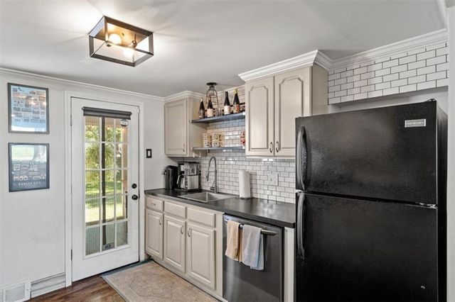 7845 Summit Street, Kansas City, MO 64114