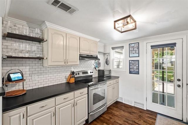 7845 Summit Street, Kansas City, MO 64114