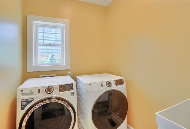 217 Hickory Ln, Adams Twp, PA 16046
