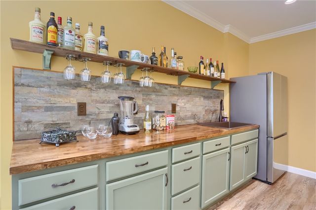 217 Hickory Ln, Adams Twp, PA 16046
