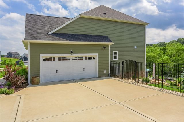 217 Hickory Ln, Adams Twp, PA 16046