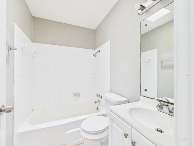 616 51st. ST 104, Austin, TX 78751