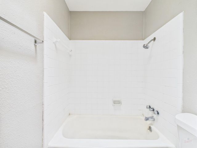 616 51st. ST 104, Austin, TX 78751