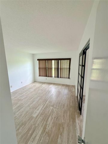 7880 PALM AIRE LANE 203, Sarasota, FL 34243