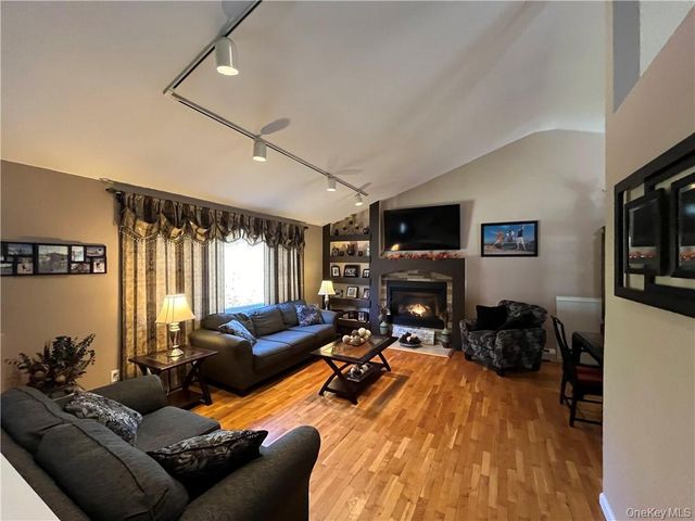 101 Whitetail Run, Chester, NY 10918
