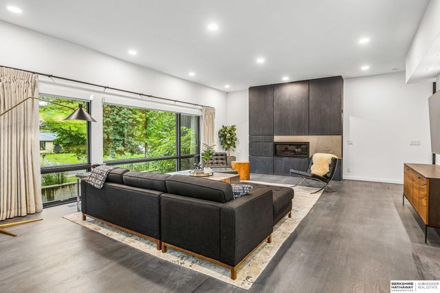 8812 Broadmoor Drive, Omaha, NE 68114